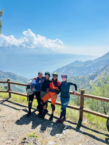 E-MTB Camp Gardasee 2026 Vier Teilnehmerinnen stehen an einem Aussichtspunkt am Tremalzopass mit Berg- und Seeblick beim E-MTB-Camp Gardasee.