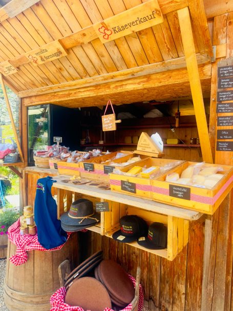 E-MTB Camp Ultental 2026 Verkaufsstand mit Brot, regionalen Produkten und Hüten bei einer Pause während des E-MTB-Camps im Ultental.