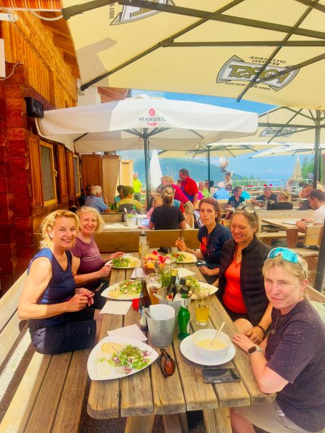 E-MTB Camp Ultental 2026 Teilnehmerinnen sitzen gemeinsam beim Mittagessen auf einer Terrasse während des E-MTB-Camps im Ultental.