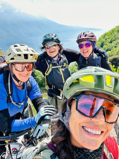 E-MTB Camp Gardasee 2026 Fünf E-MTB-Fahrerinnen machen mit Helmen und Sportbrillen ein Gruppen-Selfie beim Camp am Gardasee.