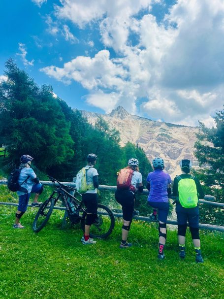 E-MTB Camp Dolomiti 2026 E-MTB-Gruppe steht mit ihren Bikes an einem Aussichtspunkt bei der Bletterbachschlucht in den Dolomiten.